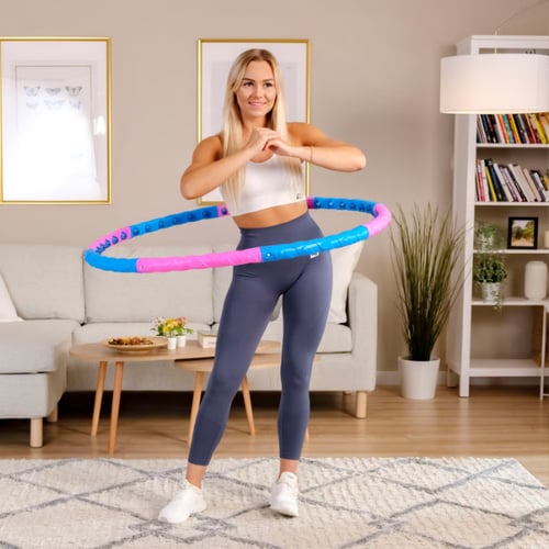 Eine Frau trainiert mit einem Hula-Hoop-Reifen