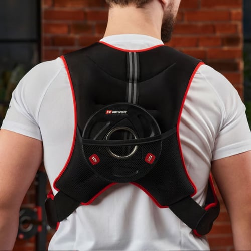 Ein Mann trägt eine Gewichtsweste