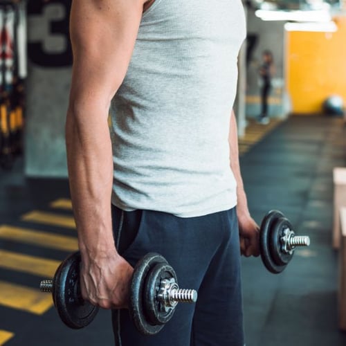 Ein Mann hält Hanteln