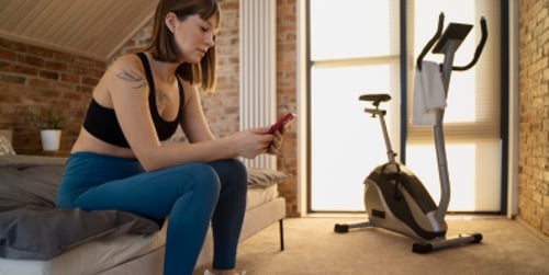 Abnehmen mit dem Heimtrainer – Übungen, die Spaß machen und fit halten