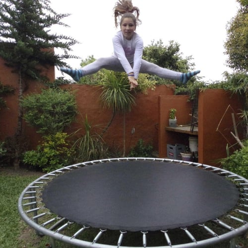 Eine Frau trainiert auf einem Trampolin