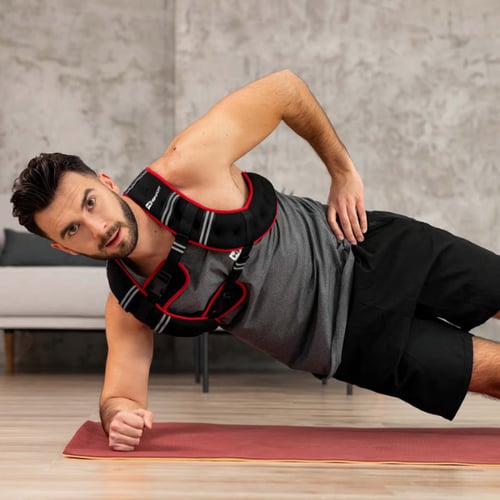 Ein Mann trägt eine Gewichtsweste