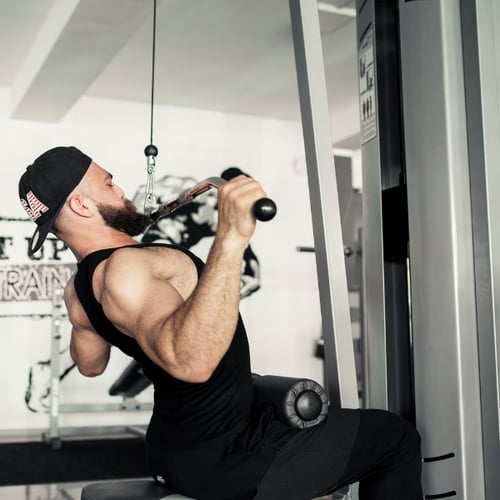 ein Mann trainiert den Trizeps