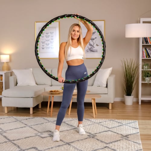 Eine Frau hält einen Hula-Hoop-Reifen