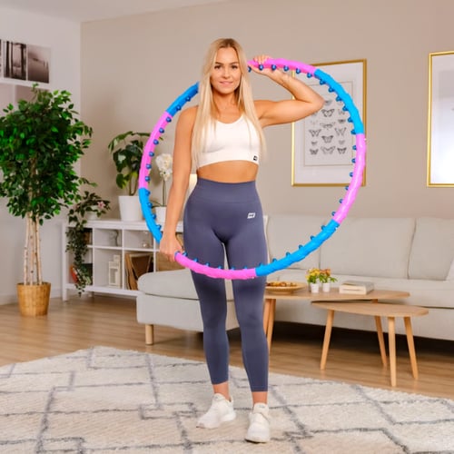 Eine Frau hält einen Hula-Hoop-Reifen