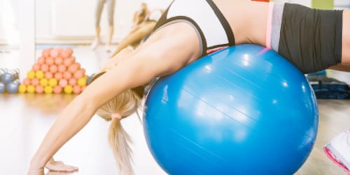 Gymnastikbälle Übungen: Die 10 besten Workouts für Rücken und Fitness