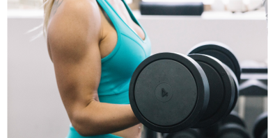 Hanteltraining Frauen: Die besten Übungen für effektives Training zu Hause