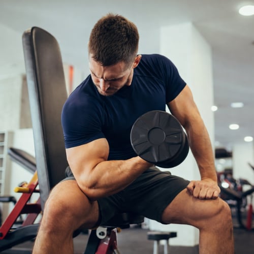 der Trizeps eines Mannes ist sichtbar